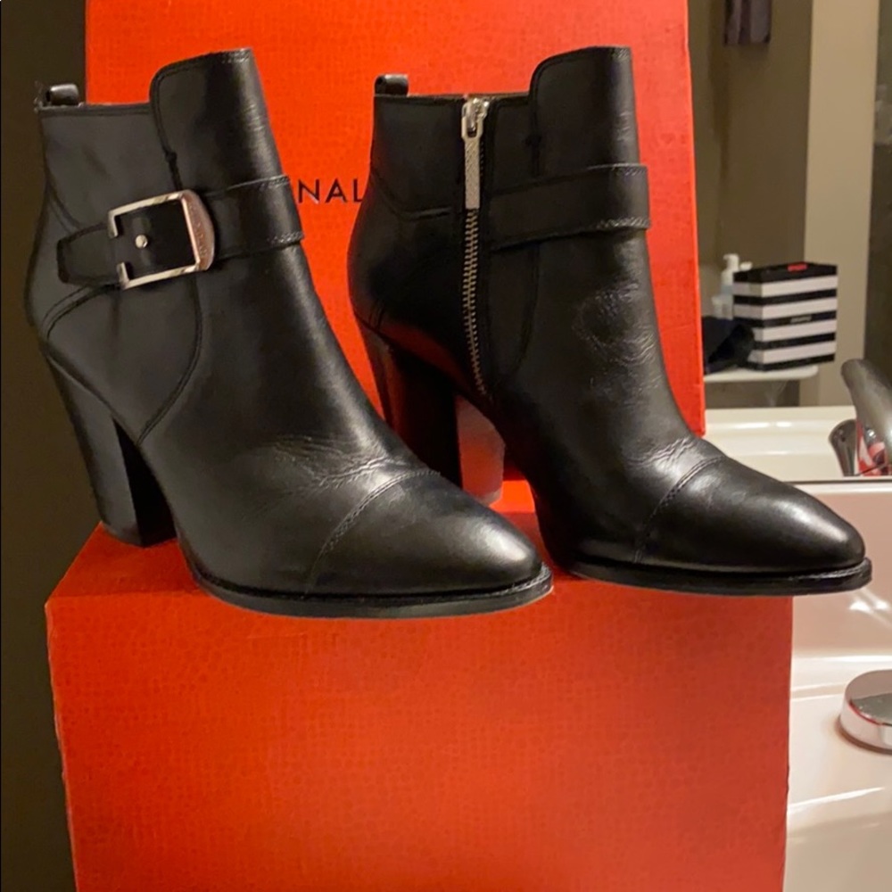 Donald Pliner leather short ankle boots